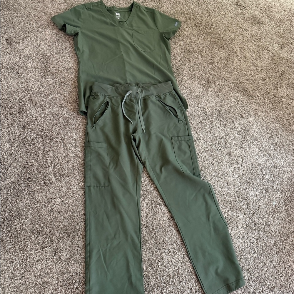 Med Couture Forest Green Women’s Scrub Set, size small petite.